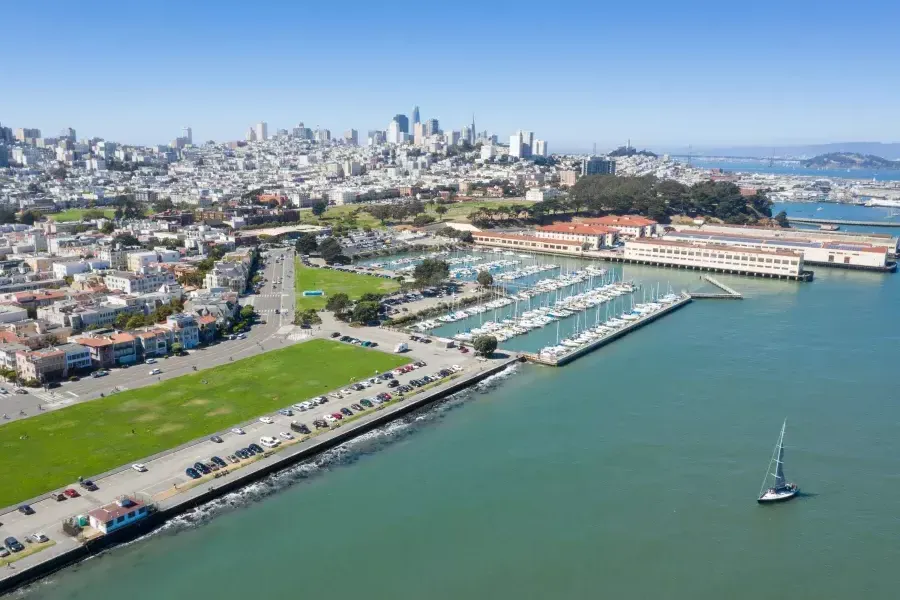 Aerial of Fort Mason with the 贝博体彩app skyline in the distance.