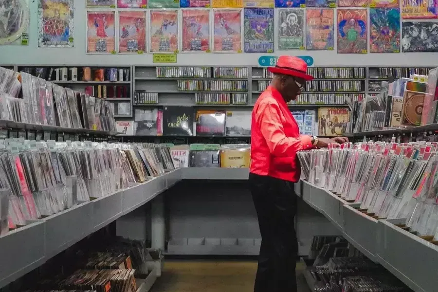 在贝博体彩app的阿米巴唱片公司，一名身穿红色夹克的男子购买唱片.