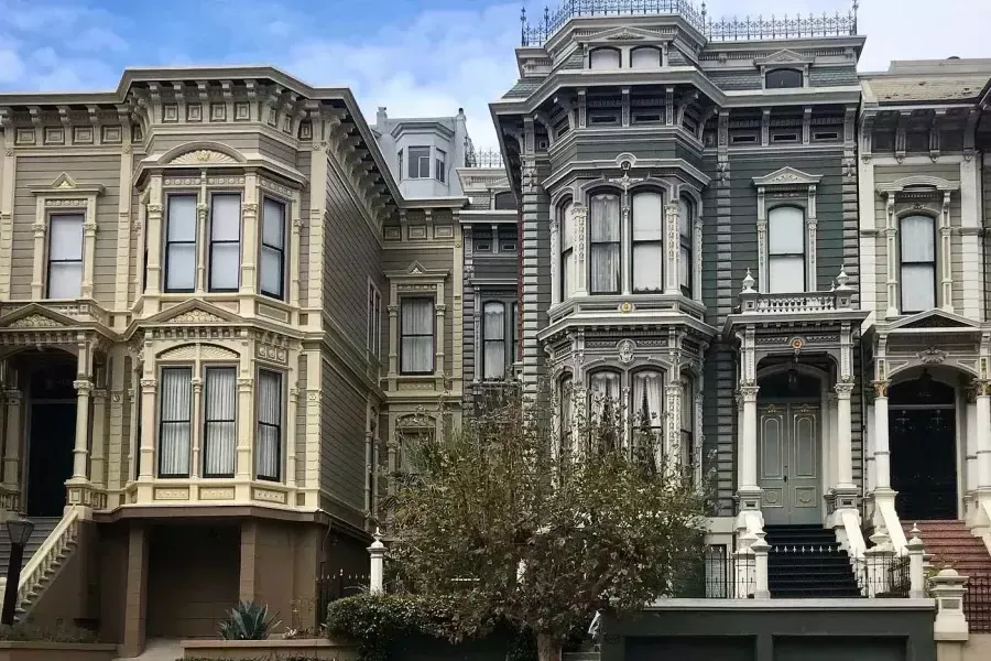 A row of ornate Victorian houses on a street in Pacific Heights. 贝博体彩app，加利福尼亚.